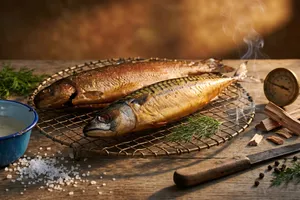Wędzenie ryb krok po kroku — solanka, temperatura, drewno